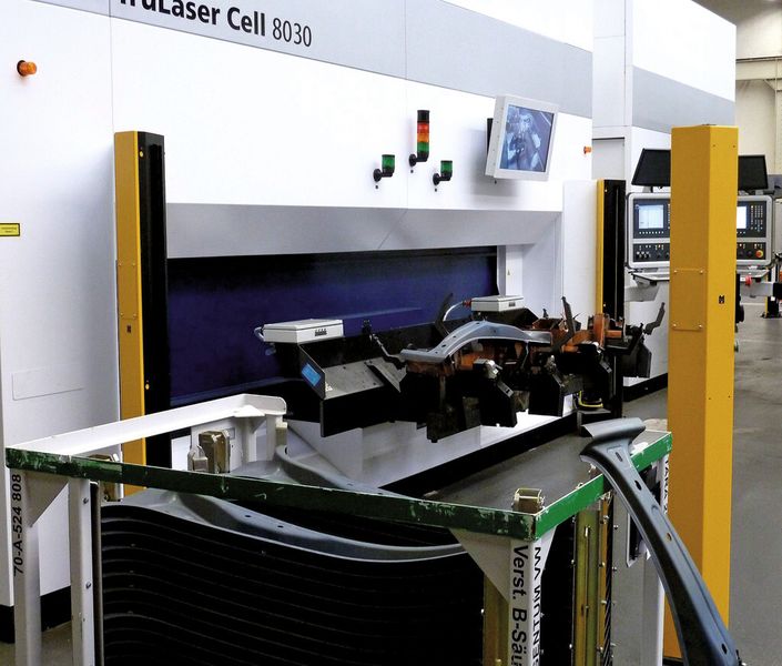 Bild 5: Die Trulaser Cell 8030 sind mit je einem Rotationswechsler ausgestattet. Während in der Zelle ein Bauteil beschnitten wird, wird von außen ein neues Bauteil in die Vorrichtung gelegt. (Bild: Kuhn)