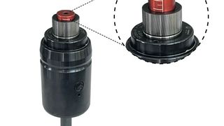 Der Hohlkolbenzylinder habe eine stufenlose Einstellmöglichkeit für Werkzeuge mit unterschiedlich hohen Spannrandhöhen. (Bild: Roemheld)