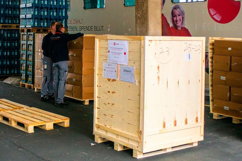 Das Deutsche Rote Kreuz nimmt die Maskenspende entgegen. (Bild: Xiaomi)