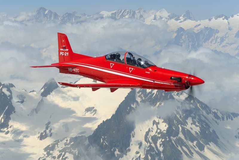 Die PC-21 über den Alpen (Bild: Pilatus)
