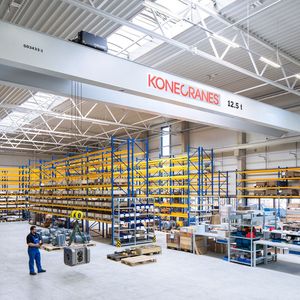 Der CXT Neo Zweiträgerbrückenkran mit 12,5 t Tragkraft ist für das neue Lager von Witte Pumps & Technology zentrales Werkzeug, um die Präzisions-Zahnradpumpen sicher und genau zu bewegen.