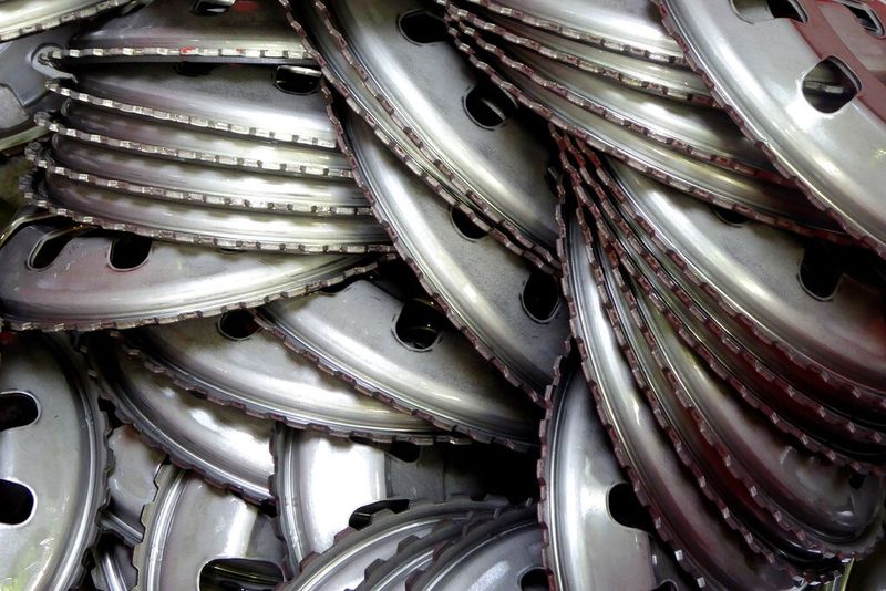 Sogenannte Stegsterne, das sind Bauteile für die Antriebstechnik in Automobilen, werden auf der neuen Aida-Großpresse  mit 19.000 kN Presskraft bei Voit produziert. (Bild: Kuhn)