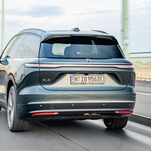 Der EL 8 tritt in der Luxusklasse an, hat zwei Motoren, Allradantrieb und mit seinem 100 KW-Akku eine Reichweite von bis zu 510 Kilometer.(Bild:  Nio)