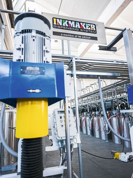 Innovative Dosier- und Mischsysteme von Inkmaker ermöglichen die exakte und reproduzierbare Herstellung von Tinten und Lacken. (Bild: Vega)