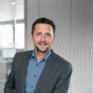 Martin Greif, Geschäftsführer der Stark Spannsysteme GmbH, verspricht, dass man sich mit den angebotenen digitalen Spannsystemen fit für die Zukunft der smarten Metallbearbeitung machen kann.(Bild:  Stark Spannsysteme)