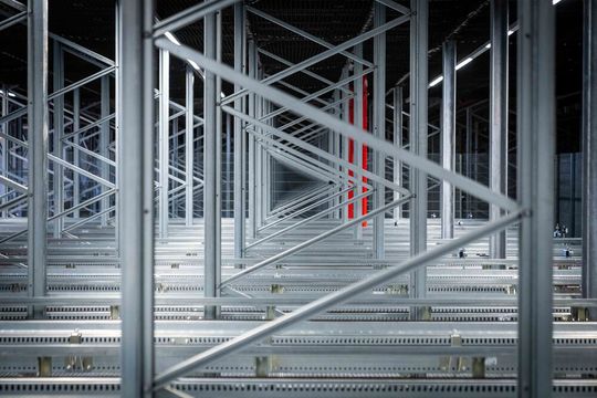 Im Februar startet Auer Packaging seinen finalen Praxistest des neuen Hochregallagers. Bauzeit: knapp zwei Jahre. Invest: rund 30 Millionen Euro.(Bild:  Auer Packaging)