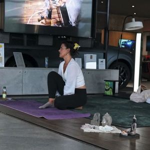 Unter Anleitung: Eine Yoga-Lehrerin erläutert verschiedene achtsame Übungen.(Bild:  Autohaus Bellendorf)