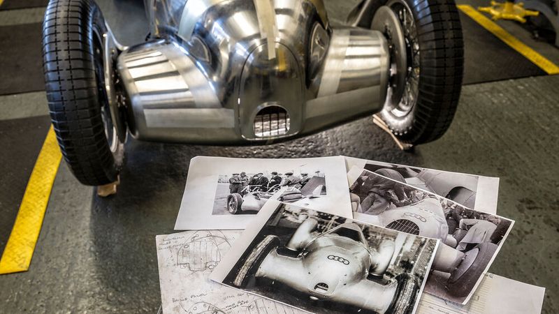 In den 60er-Jahren boten Crosthwaite und Gardiner als erste einen umfassenden professionellen Rennvorbereitungsservice für historische Rennwagen an. Zu den vielen Höhepunkten zählte der Einsatz des Mercedes W125 in Monaco, ebenso wie die Vorbereitung des Brooklands-Rekordhalters Napier Railton. Daraus erwuchs ein Restaurierungsbetrieb, von dem Audi drei Auto-Union-D-GP-Rennwagen nachbauen ließ, einschließlich des AVUS-Stromlinienwagens.   (Bild: AUDI AG)