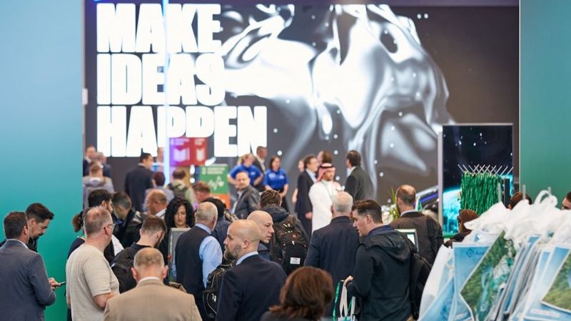 Technologieschau und Branchenbarometer: Besucher auf der ALUMINIUM in Düsseldorf (Bild:  J. Hammes)