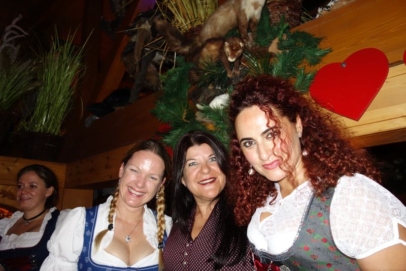 Solange die Frettchen oben bleiben, haben (v. l.) Hannah Lamotte, IT-BUSINESS, Katja Schraml, Buffalo und Besa, IT-BUSINESS, nix dagegen. (Bild: IT-BUSINESS)