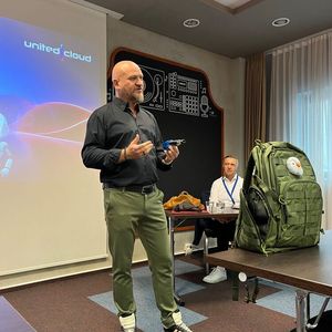 Die Rucksack-IT und die souveräne deutsche Cloud - das war das Thema von Chris Wascher, Leiter Partners & Sales bei United Cloud.(Bild:  Vogel IT-Medien)