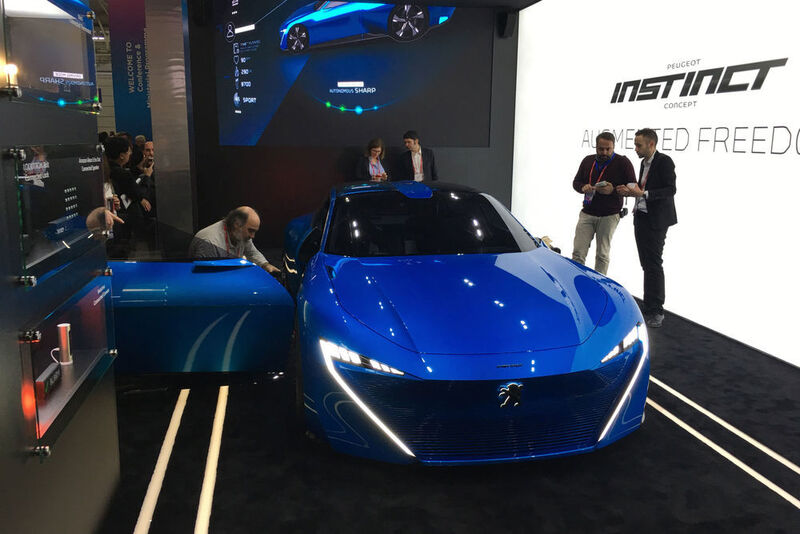 Statt auf den Genfer Autosalon zu warten, präsentiert Peugeot die Studie Instinct bereits auf dem Mobile World Congress. (SP-X/Michael Gebhardt)