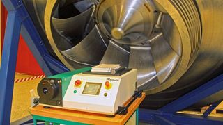 Die Nutzung der Umformmaschine SFO-F-IOT wird auch im „Pay-per-use“-Modell angeboten.  (Bild: U. Bröllos, Fluidtec)