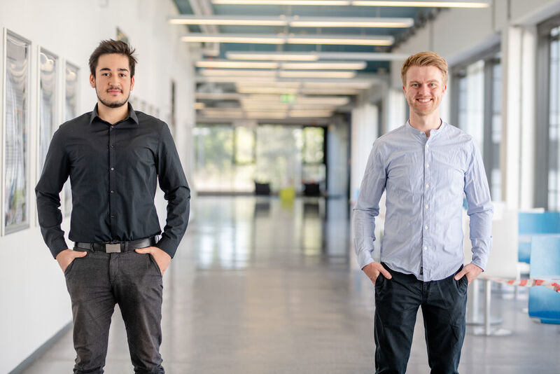 David Rupprecht (rechts) kooperierte unter anderem mit Bedran Karakoc (links), der in seiner Bachelor-Arbeit am Horst-Görtz-Institut für IT-Sicherheit die App entwickelte. (RUB, Katja Marquard)