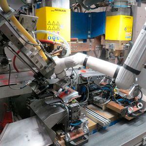 Ein kollaborativer Roboter unterstützt beim Einlegen von Blechteilen in eine Schweißpresse.(Bild:  Igus)