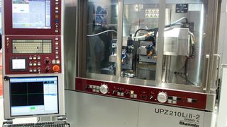 Vibrationsfrei, flott und hochpräzise, geht das Schleifen von Hartmetall-Mikroprofilen mit der CNC-Schnellhubmaschine UPZ 210 Lill-2 von Okamoto in 3 Achsen vonstatten. (Okamoto Machine Tool Europe)