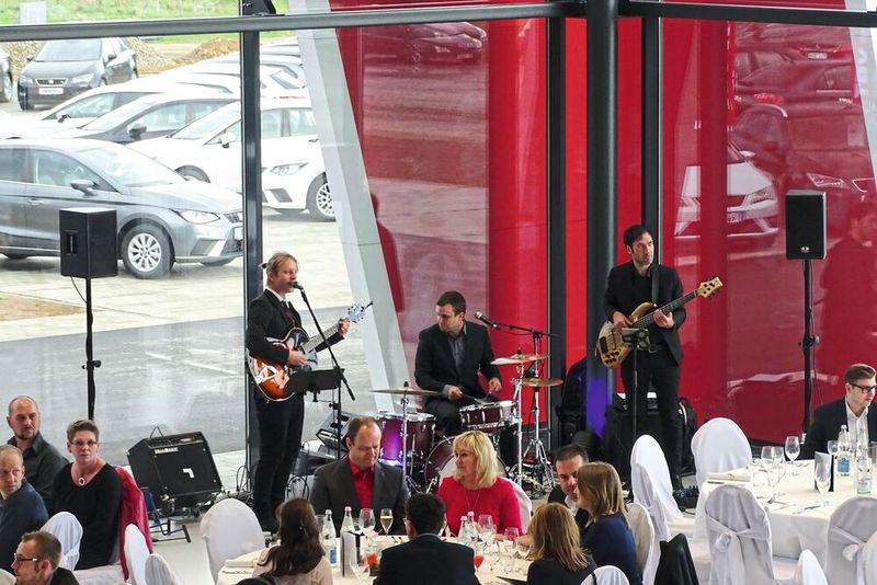 Zur Unterhaltung gehörte eine Band, die ... (Bild: Früchtl)