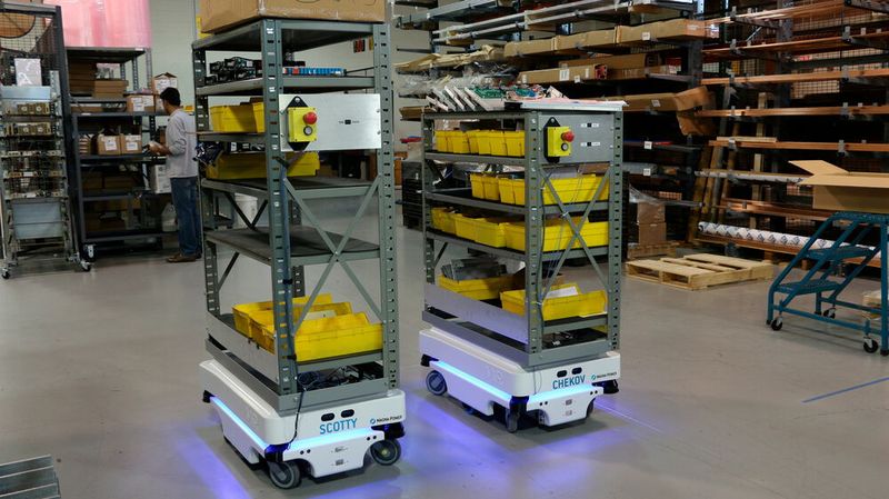 Autonome Transportroboter sind flexibel und lassen sich für den Materialtransport an Werkzeugmaschinen einsetzen.  (Bild: MIR – Mobile Industrial Robots)