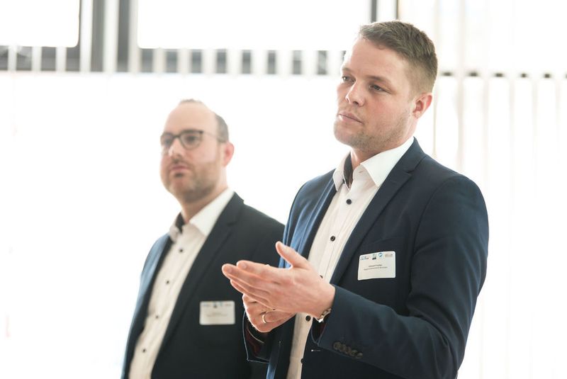Florian Blume (l.) und Christoph Prechter von der OrgaCard Siemantel & Alt GmbH, erzählten über digitalisierte Versorgungsprozesse wie z. B. die Menübestellung via Handy. (Lukas Barth)