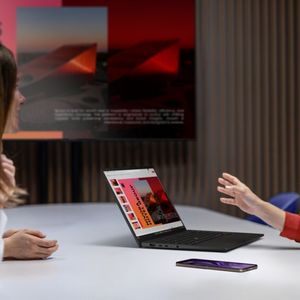 Die Intel-Variante des nur 1,1 kg leichten 14-Zoll-Notebooks ist mit Core-Ultra-Series -3-Prozessoren mit Intel vPro ausgestattet. Hier wird gesteckter LPCAMM2-Arbeitsspeicher eingesetzt. (Bild: Lenovo)