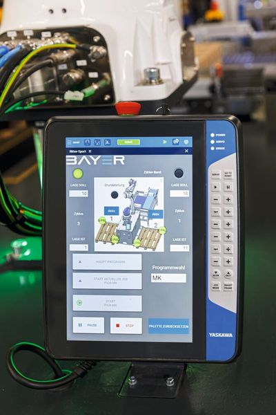 Für das Steuergerät hat Bayer ein anlagenspezifisches User-Interface programmiert, das eine besonders einfache Bedienung der Anlagen ermöglicht.  (Bild:  Yaskawa Europe)