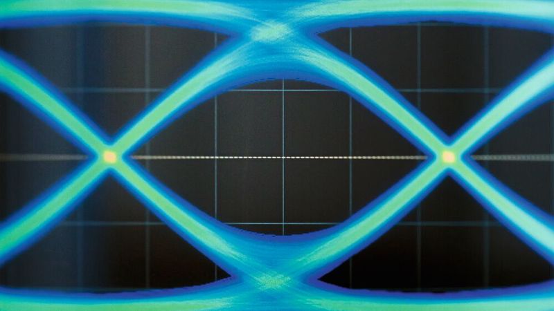 Highspeed-Verbindungsqualität lässt sich u. a. auf das validierte In-Situ-De-Embedding (ISD) von Ataitec mit einem R&S ZNB20 VNA testen. Das Bild zeigt ein beispielhaftes Testergebnis für die Verbesserung des Augendiagramms bei 10 GB/s NRZ-Daten mit EQ. Highspeed-Verbindungsqualität lässt sich u. a. auf das validierte In-Situ-De-Embedding (ISD) von Ataitec mit einem R&S ZNB20 VNA testen. Das Bild zeigt ein beispielhaftes Testergebnis für die Verbesserung des Augendiagramms bei 10 GB/s NRZ-Daten mit EQ.