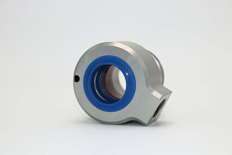 Die Stangenführung dient der Abdichtung und Ölzufuhr und führt die Kolbenstange.  (Mark Hydraulik)