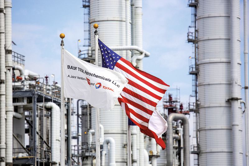 2001. - Im Westen ’was Neues: 2001 wirft BASF den weltgrößten Naptha-Steamcracker mit 920 000 Jahrestonnen in Port Arthur, Texas, an. Dort betreibt der Chemieriese ein Joint-Venture mit der französischen Total Fina Elf. (Bild: BASF)