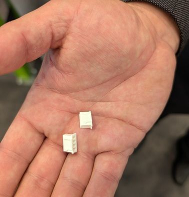 The connector component, which measures approximately 10 × 6 mm, is manufactured on the Wintec e-win 1800.(Bild:  PXN/me)