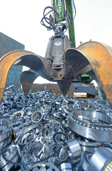 Offensiv und öffentlich mit Produktpiraterie umzugehen, das rät Volker Bartels, Vorsitzender des Aktionskreises gegen Produkt- und Markenpiraterie e.V. Im Bild: Medienwirksame Vernichtungsaktion gefälschter Wälzlager bei Schaeffler. (Schaeffler)