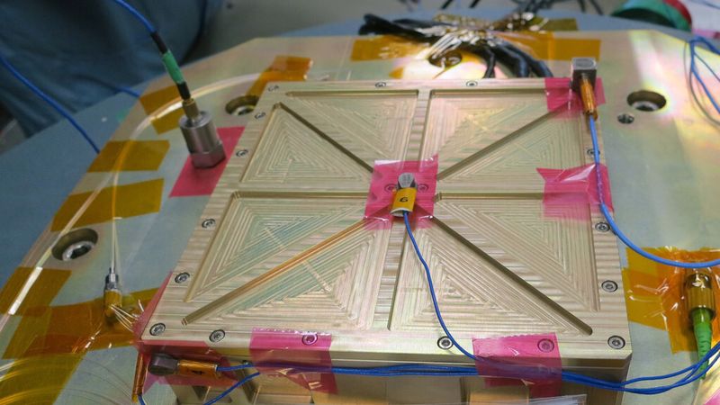 Aufbau des Faserlasers am Schwingstand bei Jena-Optronik für den Test von mechanischen Belastungen (Jena Optronik GmbH)