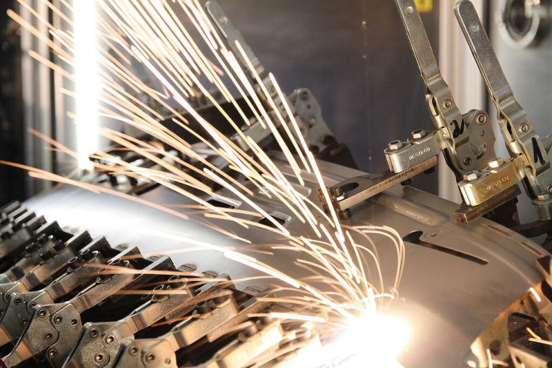 Laser-Remote-Schweißen von Pkw-Dachbauteilen im Laserzentrum von Bergmann & Steffen. (Bild: Bergmann & Steffen)