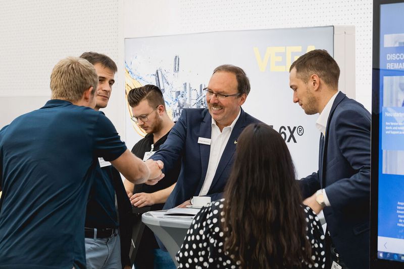 Man kennt sich: Jürgen Skovaisa auf dem Vega-Stand (Bild: Stefan Bausewein)