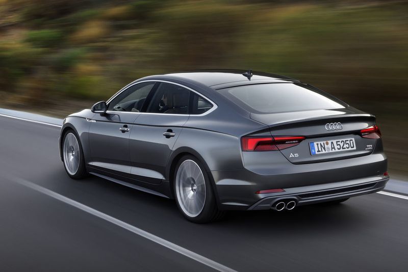 Am Heck des neuen A5 Sportback fallen die schicken LED-Leuchten ins Auge. (Audi)