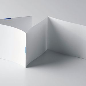 Das Kombiprodukt vereint die eigentliche Packungsbeilage in Form eines Outserts (hinten) mit einem aufklappbaren Medguide mit Kurzinformationen zur Medikamenteneinnahme und -dosierung.
