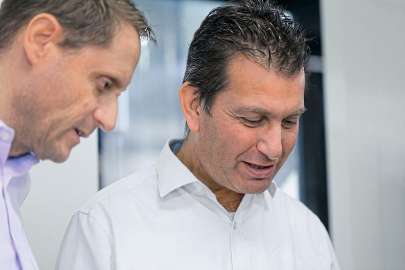 Mathias Zavratnik (à g.) : « Il y a 20 ans, je n'aurais jamais pensé que nous vendrions ici quelque chose qui ne ressemble pas à un hameçon ! » Andreas Gamper (à d.): « Pour moi c'était clair, Nakamura était la réponse à la philosophie de fabrication de Sepo AG. »   (Source : Matthias Böhm)