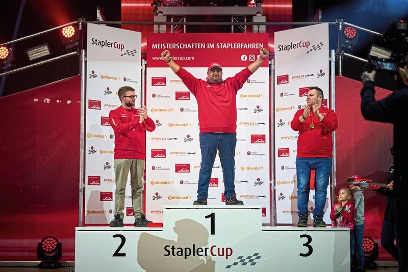 Die Staplerhelden des Staplercup-Einzelwettkampfes der Herren: Markus Zenger (Platz 1), Joshua Glöggler (Platz 2) und Giuseppe Tamburino (Platz 3). (Bild: Linde-MH)