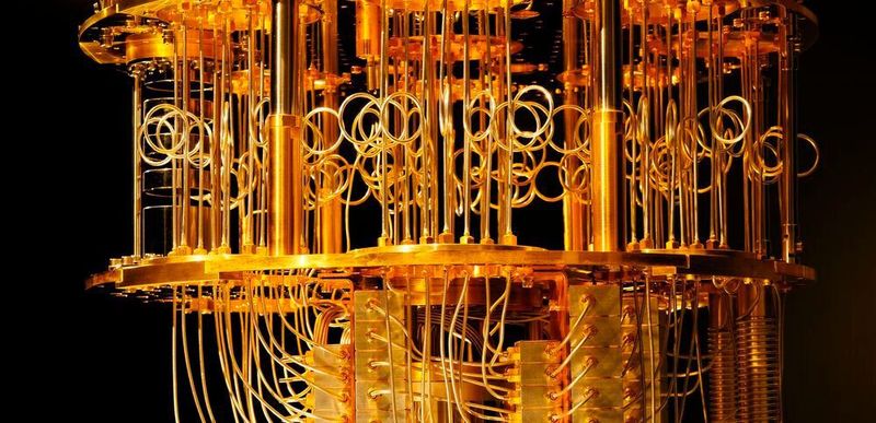 Quantencomputer:

Quantencomputer sind der nächste große Schritt in der Entwicklung der Computertechnik – sie stellen mit ihrer Leistung selbst die besten Superrechner in den Schatten. Das gelingt ihnen, da die Quantenmechanik nicht wie die klassische Mechanik den bekannten Gesetze der Physik unterliegen. Große Tec-Unternehmen wie Google, IBM und Microsoft liefern sich aktuell einen Wettkampf um die Entwicklung der Megarechner – allerdings sind Quantencomputer schwer zu bauen und zu programmieren.
 (Quantencomputer / Graham Carlow / CC BY-ND 2.0)