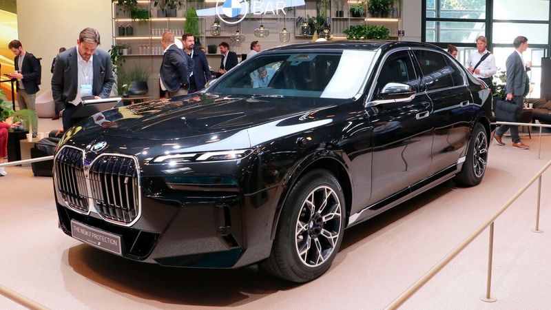 Der neue i7 BMW „Protection“ hat einen elektrischen Antrieb und ist nach Beschußklasse VR9 gepanzert. Dadurch ergibt sich ein Leergewicht von 4.450 Kg, ein zulässiges Gesamtgewicht von 4.900 Kilogramm.  (Bild: Klasing)