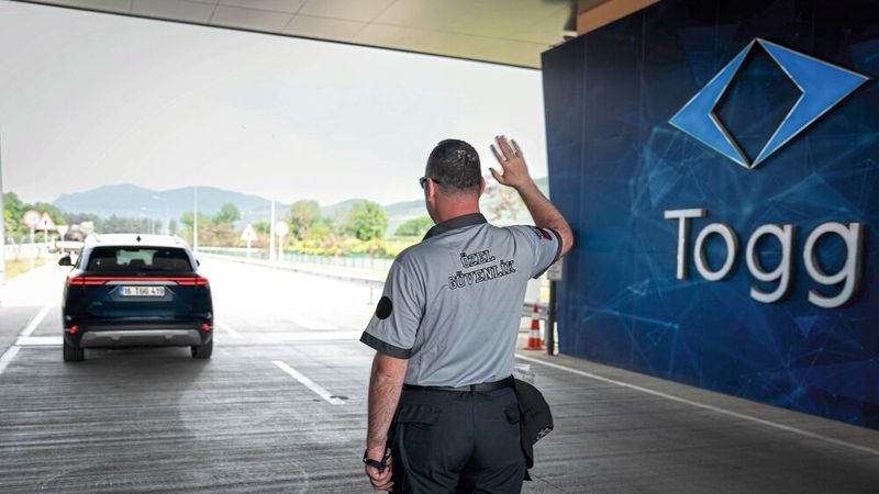 Der Abschied im Werk Gemlik: Los geht es zur „Überführungsfahrt“. (Bild: SP-X/Dani Heyne)