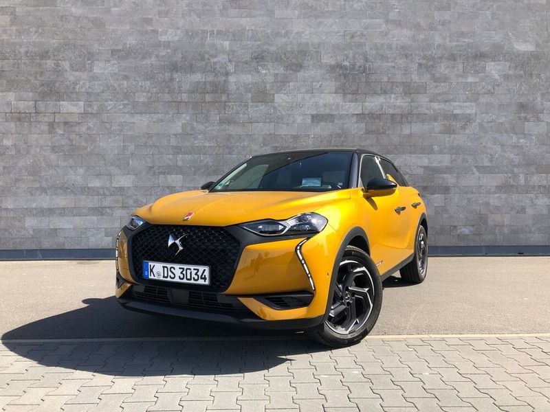 Der DS 3 Crossback fällt nicht zuletzt wegen seiner Imerial Gold Lackierung auf. Wir haben das SUV in der „Performance Line“ getestet. (Jens Scheiner/»Automobil Industrie«)