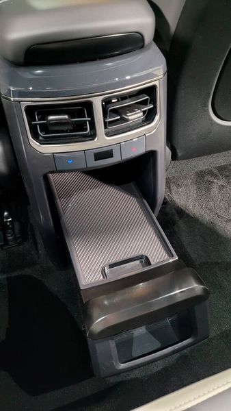 ... wie die ausziehbare Ablage machen das Reisen auch auf der mit viel Platz gesegneten Rückbank komfortabel. (Bild: Wehner - VCG)