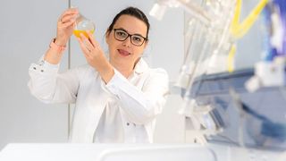 „Wir brauchen ganz viele Tonnen unterschiedlichster Terpene pro Jahr und das heißt, wir müssen diese auch effizient und nachhaltig synthetisch herstellen können – das ist ein großes Problem“, sagt Prof. Dr. Tanja Gulder, Lehrstuhlinhaberin für Biomimetische Katalyse der Universität Leipzig. (Bild: Swen Reichhold / Universität Leipzig, SUK)