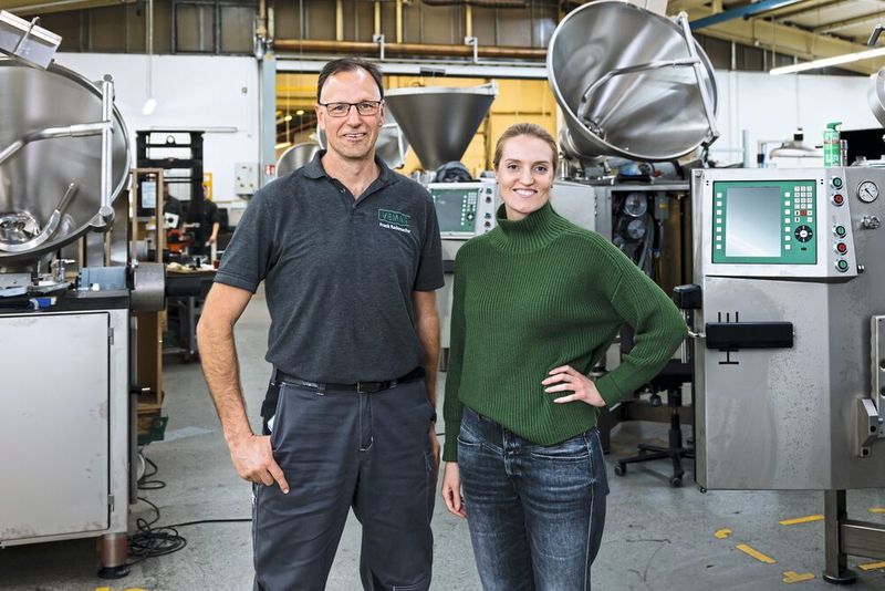 V.l.: Gruppenleiter Frank Rademacher und Annette Loch, Teamleiterin Recruiting & Talentmanagement, begleiten das Projekt „Vier-Tage-Woche in der Montage“ bei Vemag Maschinenbau (Bild: Vemag)