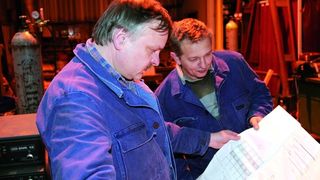 Sie meistern gemeinsam ihre neue Selbständigkeit: Willi Glaser (rechts) und Jonni Tiedemann. Beide waren Metallbauer bei den Hamburger Aluminium Werken, die geschlossen wurden. Bild: Hit-Technopark (Archiv: Vogel Business Media)