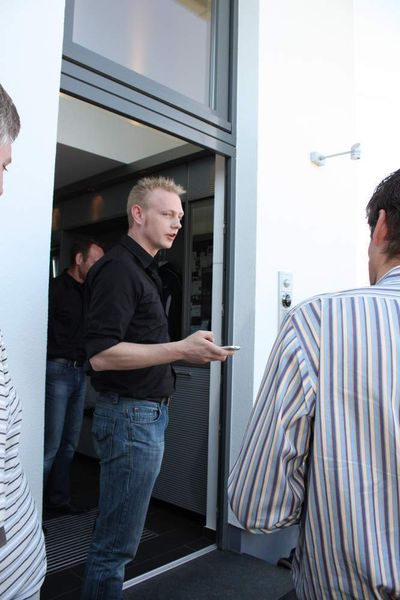 Stefan Haag von Tobit erklärt den Besuchern, wie über das iPhone das Haus kontrolliert und gesteuert werden kann. (Archiv: Vogel Business Media)