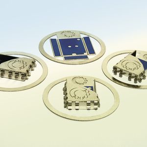 Precision Micro hat ein dielektrisches Beschichtungsverfahren für die Innenseite von implantierbaren Abschirmgehäusen für Herzschrittmacher entwickelt. Dort besteht die Gefahr von Störlichtbögen zwischen dem Schaltkreis und dem geerdeten Gehäuse als Folge von Spannungsspitzen oder Überspannung durch externe Stimuli.