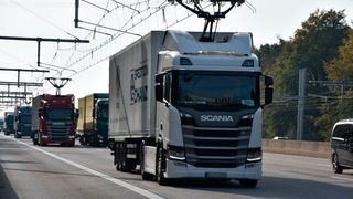 Auf einer Teststrecke in Hessen sind schon Oberleitungs-Lkw unterwegs. (Hessen Mobil)