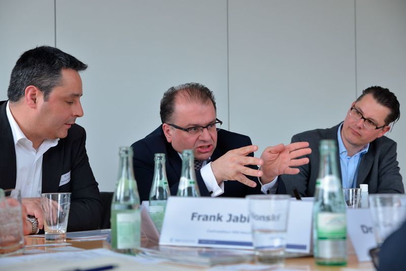 Beim Roundtabel zum Thema Maschinensicherheit gab es ausführliche Diskussionen, besonders in Hinsicht auf Industrie 4.0. (Vogel Business Media/Untch)