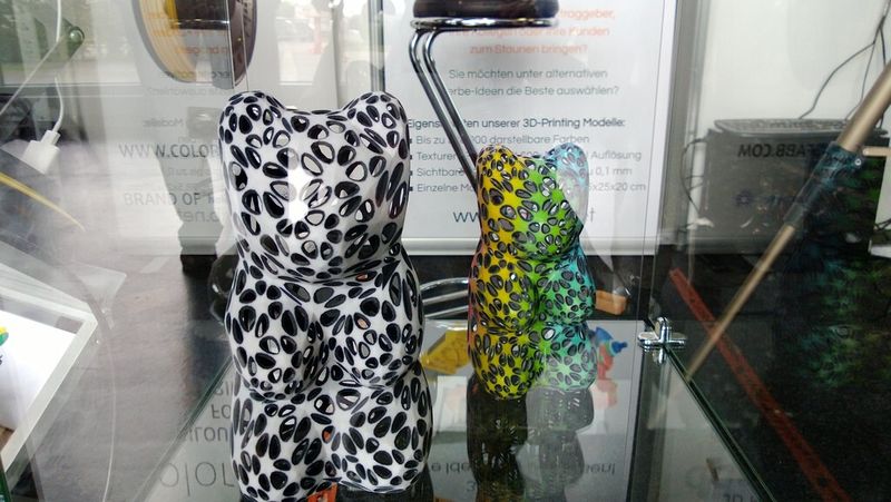 3D-gedruckte Bären mit den farbenfrohen Filamenten der niederländischen Firma ColorFabb. (Bild: D.Quitter, konstruktionspraxis)